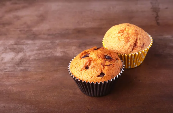 Gâteaux au chocolat savoureux, muffins sur une table en bois blanc — Photo