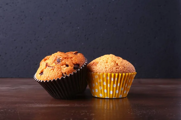 Sabrosos cupcakes de chocolate, magdalenas en una mesa de madera blanca — Foto de Stock