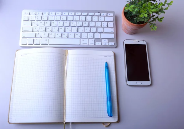 Бизнес на работе натюрморт. пустой пустой ноутбук, ноутбук планшетный ПК мобильный телефон, ручка — стоковое фото