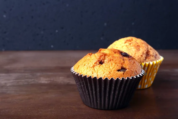 Gâteaux au chocolat savoureux, muffins sur une table en bois blanc — Photo