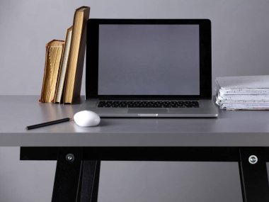 Bilgisayar ve ofis kağıt yığını ile çalışma alanı