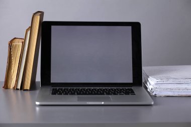 Bilgisayar ve ofis kağıt yığını ile çalışma alanı