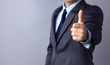 Adam resmi gösteren ok işareti eller