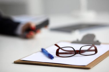 Klasör ile masada oturan genç kadın