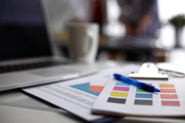 Dizüstü bilgisayar ile ağıl üstünde okul sırası 