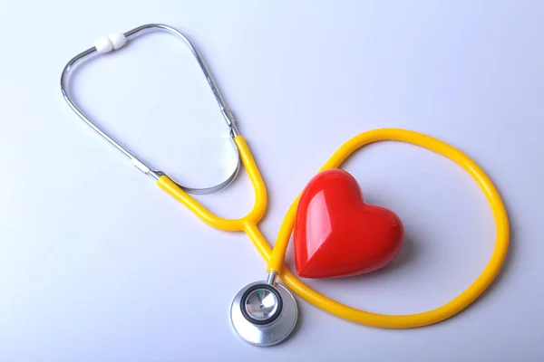 Czerwone serce i medyczny stetoskop na biurko — Zdjęcie stockowe
