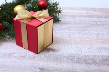 Hediye kutusu ahşap tahta üzerinde ile Noel köknar ağacı