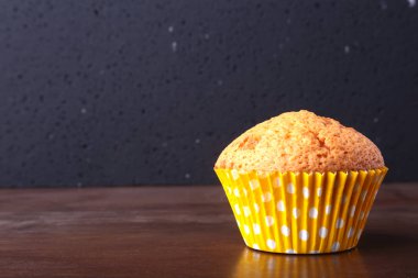 Lezzetli çikolatalı kek, Muffin Beyaz ahşap bir masa üzerinde