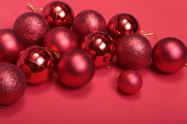 Gümüş arka plan üzerinde izole kırmızı Noel topları