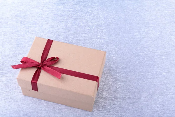 Κουτιά δώρων με φιόγκο σε ξύλο φόντο. Χριστουγεννιάτικη διακόσμηση — Φωτογραφία Αρχείου