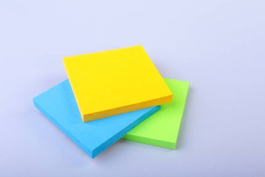 Beyaz notepad ile renkli yapışkan hatırlatma notları