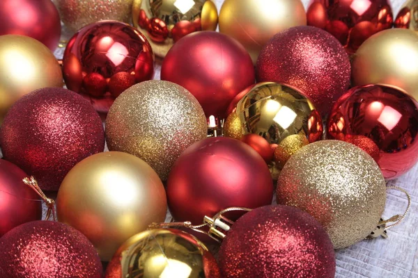 Bolas rojas de Navidad aisladas sobre fondo plateado — Foto de Stock