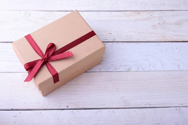 Κουτιά δώρων με φιόγκο σε ξύλο φόντο. Χριστουγεννιάτικη διακόσμηση — Φωτογραφία Αρχείου