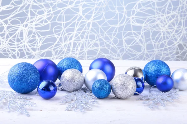 Різдвяні срібні та сині кульки ізольовані на срібному фоні — стокове фото