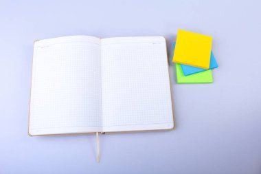 Renkli yapışkan hatırlatma notları ile Açık Beyaz not defteri
