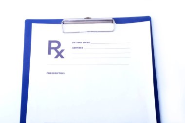 Beyaz arka plan üzerinde izole rx reçeteli, kırmızı kalp üzerinde sağlık stetoskop closeup