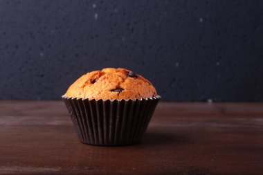 Lezzetli çikolatalı kek, Muffin Beyaz ahşap bir masa üzerinde