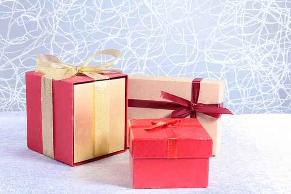 Cajas de regalo con lazo sobre fondo de madera. Decoración de Navidad — Foto de Stock