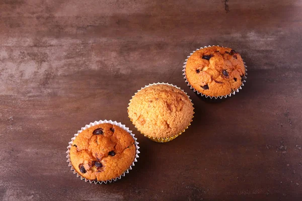 Lezzetli çikolatalı kek, Muffin Beyaz ahşap bir masa üzerinde — Stok fotoğraf