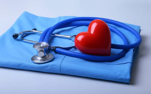 Herb lekarz medyczny stetoskop i czerwone serce na biurku — Zdjęcie stockowe
