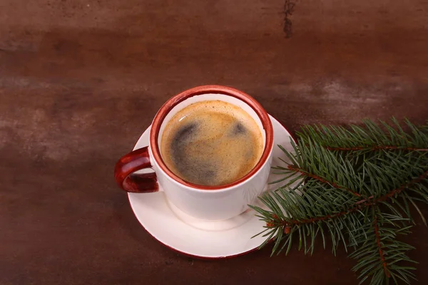 Dzień dobry lub miłego dnia Wesołych Świąt. Filiżankę kawy i ciasteczka i świeże gałąź jodła i sosna — Zdjęcie stockowe