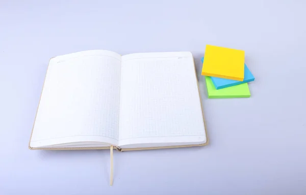 Bloc de notas blanco abierto con notas adhesivas coloridas recordatorio — Foto de Stock