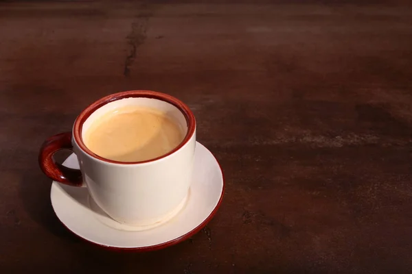 Una taza de café expreso sobre un fondo de madera oscura — Foto de Stock