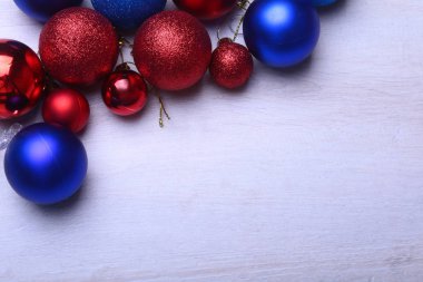 Ahşap arka plan üzerinde kırmızı ve mavi Noel topları