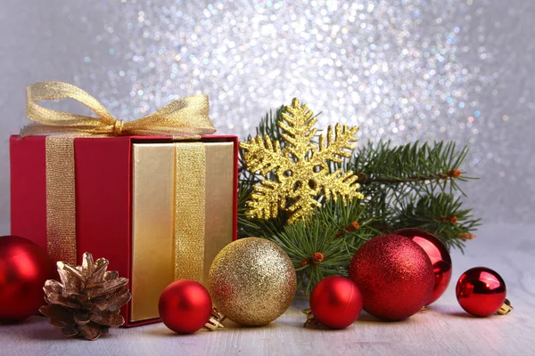 Noel hediyeleri. Noel dekorasyon sunar ve çam dalları ile kırmızı top — Stok fotoğraf