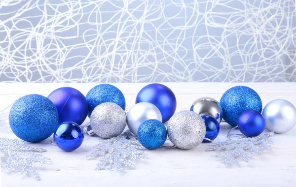 Weihnachten silberne und blaue Kugeln isoliert auf silbernem Hintergrund — Stockfoto