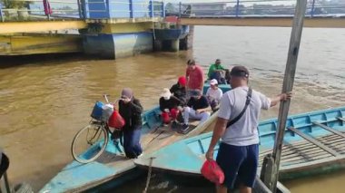 Ulaşım olarak tekneyi kullanan insanlar 