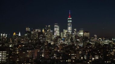 Manhattan 'ın aşağısındaki gökyüzü geceleyin kararır.