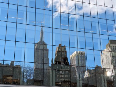 Manhattan binaları bir pencereye yansıdı