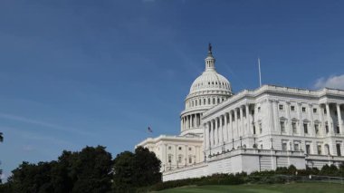 Mavi gökyüzünün altında Amerikan Kongre Binası