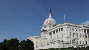 Mavi gökyüzünün altında Amerikan Kongre Binası