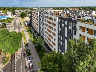 Wroclaw, Polonya, 07.07.2025 - Modern konut geliştirme, Tarnogaj, Piekna Caddesi. Apartman kompleksinin İHA fotoğrafları 