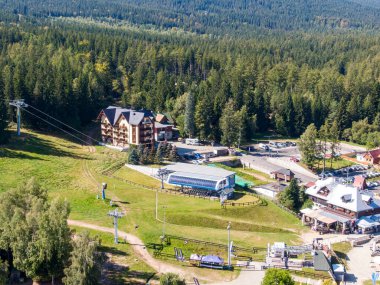 Szklarska Poreba, Polonya - 19 Eylül 2025: Szrenica 'ya giden asansörün alt istasyonu