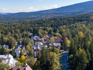 Szklarska Poreba, Polonya - 19 Eylül 2025: Szrenica Dağı yamacındaki evler