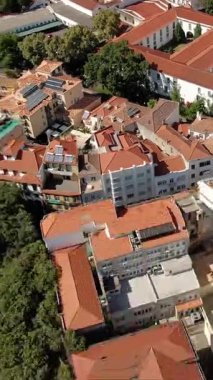 Madeira zaman ayarlı hiperhızlandırılmış çatılardan hava görüntüsü. Şehir manzarası. Mantar, Portekiz. Yüksek kaliteli görüntüler