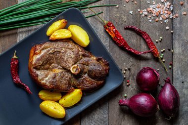 Tahta masada sebzeli kuzu eti.