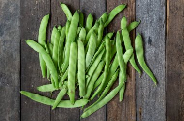 Ahşap arka planda yeşil fasulye