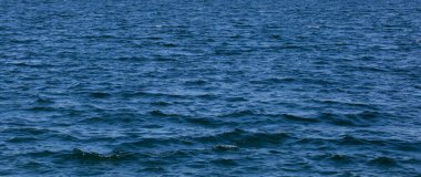 Mavi deniz suyu yüzey arkaplanının dokusu