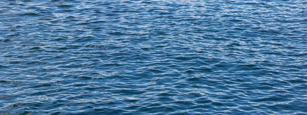 Blaues Wasser Mit Wellen Oberfläche Hintergrund — Stockfoto