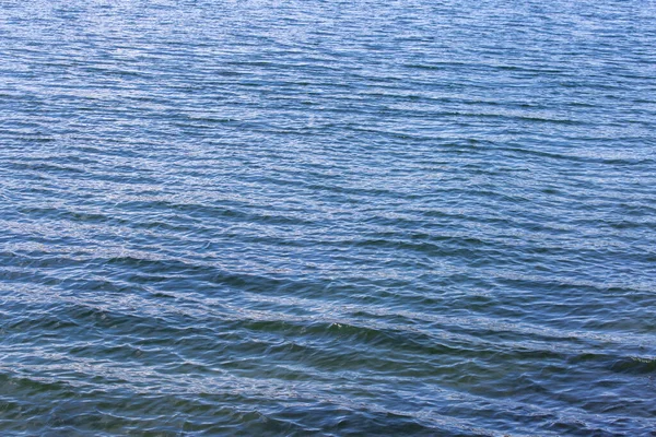 Niebieska Woda Tłem Powierzchni Fal — Zdjęcie stockowe