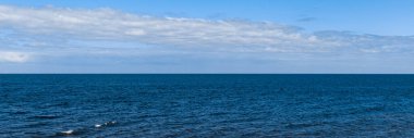 Deniz manzarası - mavi su ve gökyüzü manzarası