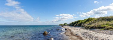 Deniz manzarası - mavi su ve gökyüzü manzarası