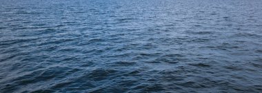 Mavi suyun yüzeyi - deniz arka planı