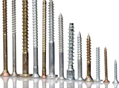 Beyaz arkaplanda izole edilmiş vida yığını