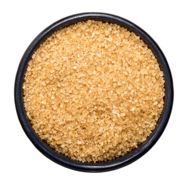 Beyaz arka planda izole edilmiş bir kasede şeker kamışı