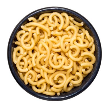 beyaz arka planda izole edilmiş yuvarlak kasede makarna